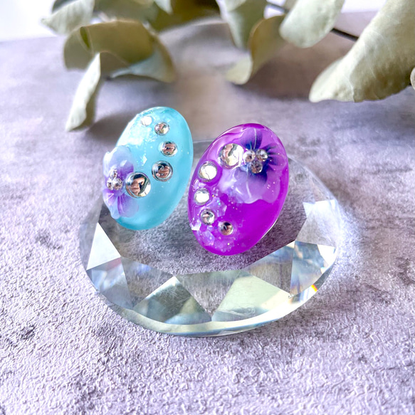 glass oval purple tiffanyblue bycolor flower Earrings 4枚目の画像