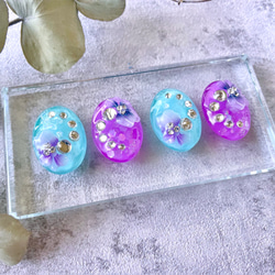 glass oval purple tiffanyblue bycolor flower Earrings 3枚目の画像