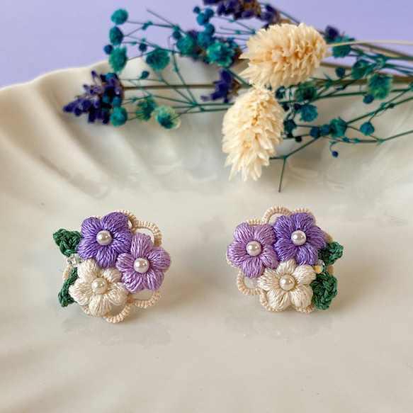 刺繍糸で編んだ小さなお花とタティングレースピアス(パープル