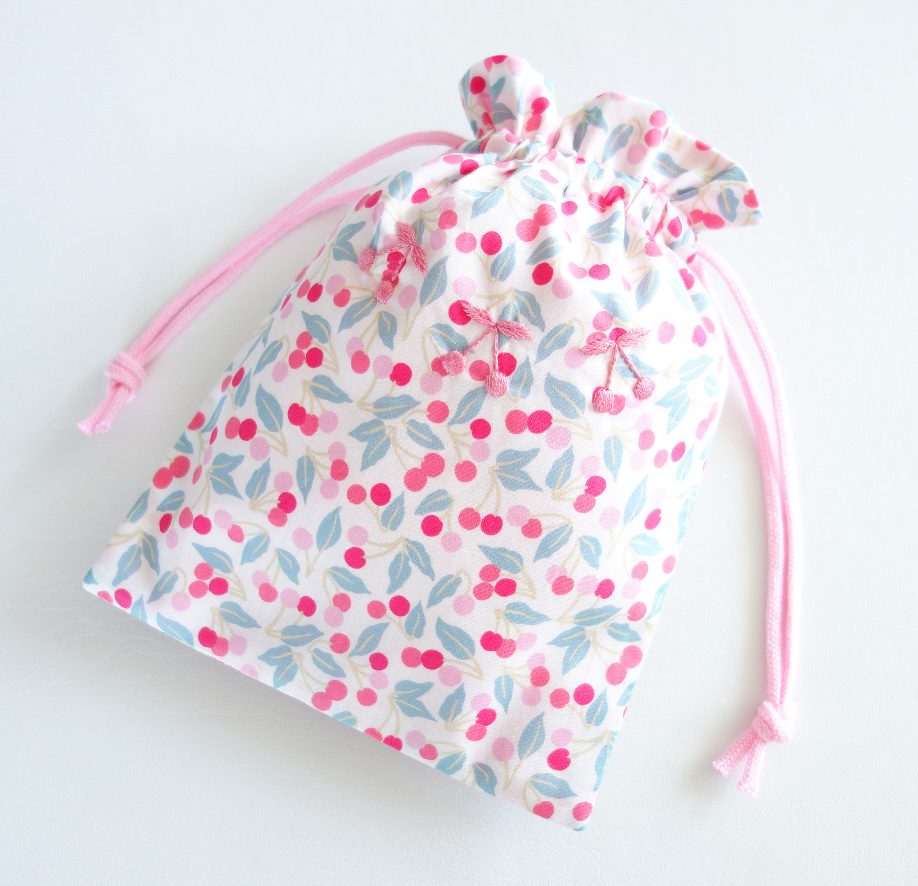チェリードロップ　巾着袋　リバティのハンドメイド リバティ 巾着袋 さくらんぼ刺繍 cherrydrop チェリードロップ