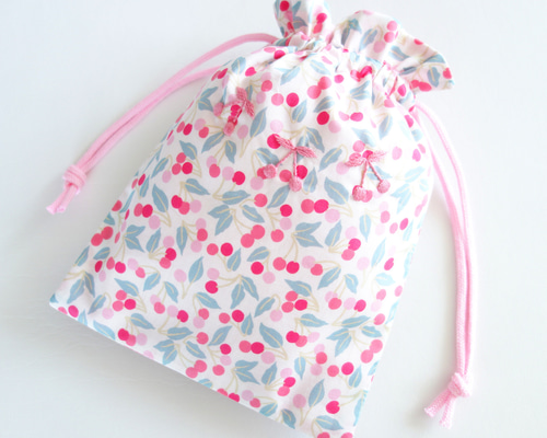 チェリードロップ　巾着袋　リバティのハンドメイド リバティ 巾着袋 さくらんぼ刺繍 cherrydrop チェリードロップ 体操服