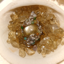 宝石質　ゴールデンマイカ（金雲母）（１４ｍｍ）　ペンダント 3枚目の画像