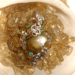 宝石質　ゴールデンマイカ（金雲母）（１４ｍｍ）　ペンダント 4枚目の画像