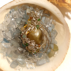 宝石質　ゴールデンマイカ妖精（１４ｍｍ）　ペンダント 6枚目の画像