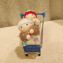 カートに乗った赤ちゃん人形 2枚目の画像