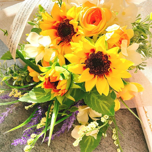 ひまわりとラベンダーのスワッグ　アーティフィシャルフラワー　向日葵の壁掛け　造花　誕生日　送別　花束　 2枚目の画像