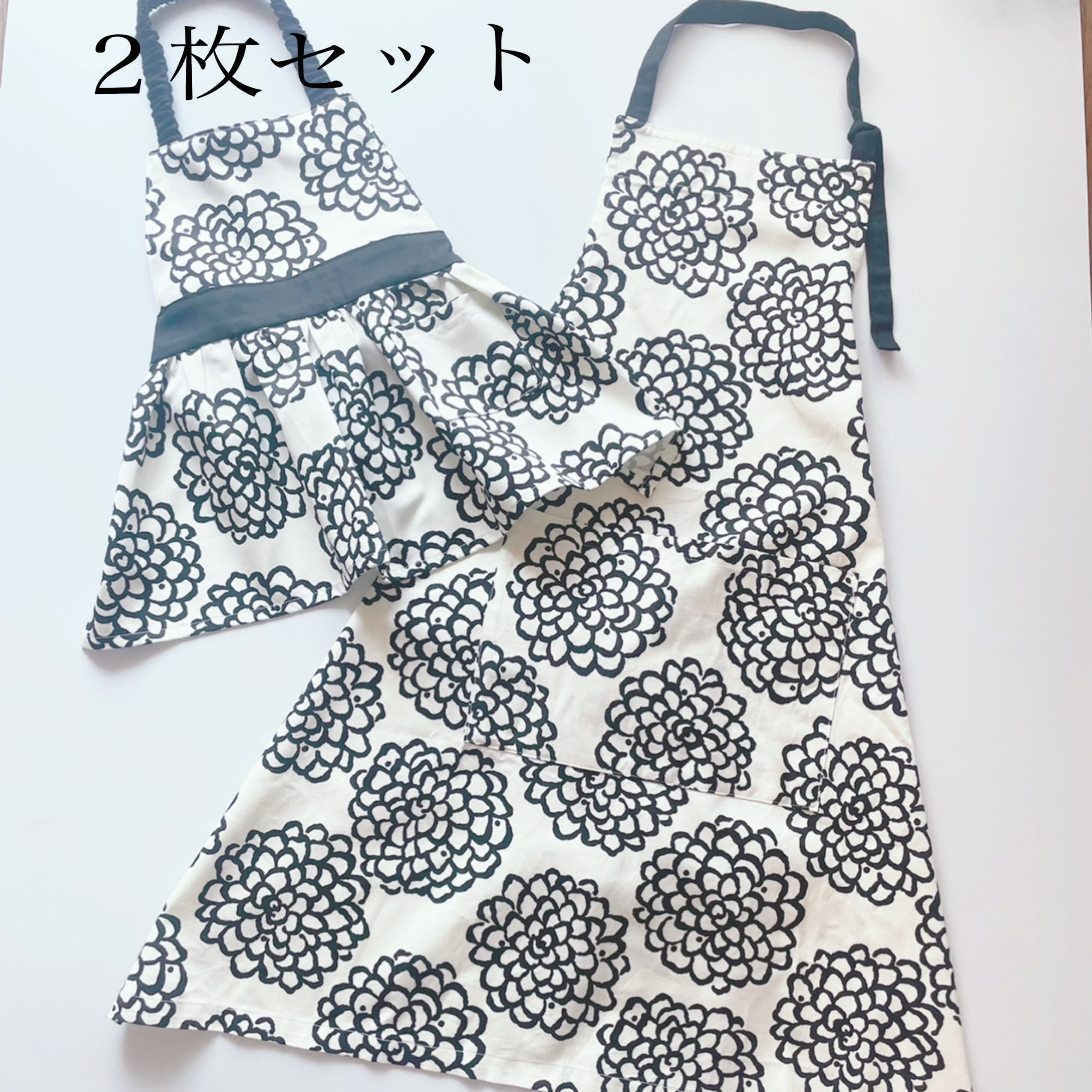 子どもの日　母の日　北欧　エプロン　親子セット　選べる2カラー　ダリア柄　モノトーン　ギフト