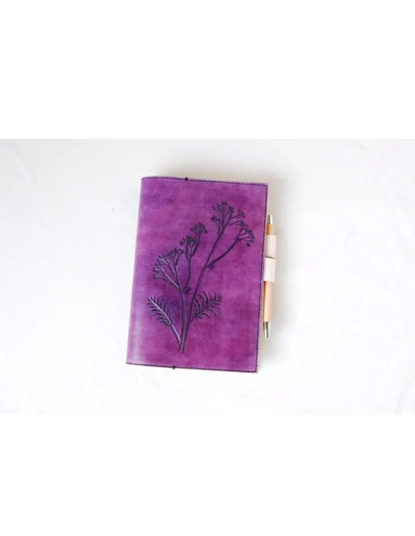 手帳カバー　手染め　カービング　ヌメ革　　　　　　　　　　　　　　　　　　　B6サイズ　紫　植物　ボタニカル 4枚目の画像