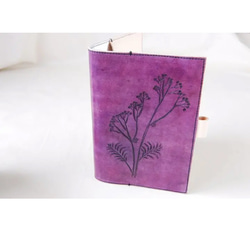 手帳カバー　手染め　カービング　ヌメ革　　　　　　　　　　　　　　　　　　　B6サイズ　紫　植物　ボタニカル 3枚目の画像