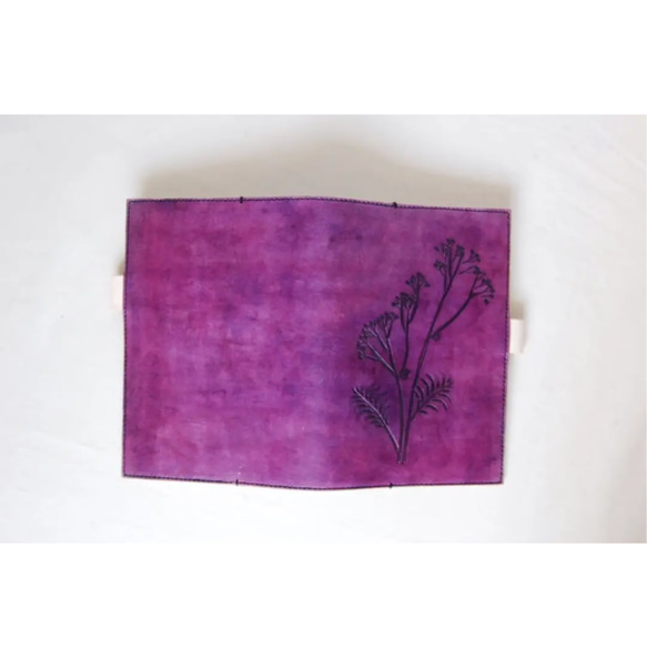 手帳カバー　手染め　カービング　ヌメ革　　　　　　　　　　　　　　　　　　　B6サイズ　紫　植物　ボタニカル 2枚目の画像