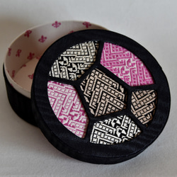【カルトナージュ】カレン族のファブリック使用したモザイク柄の丸箱　ピンク 2枚目の画像