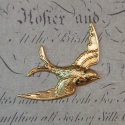 BEHOLD− 真鍮製 燕 1個 スワロー ツバメ 鳥 アメリカ製 パーツ スタンピング ヴィンテージ風 S354 1枚目の画像