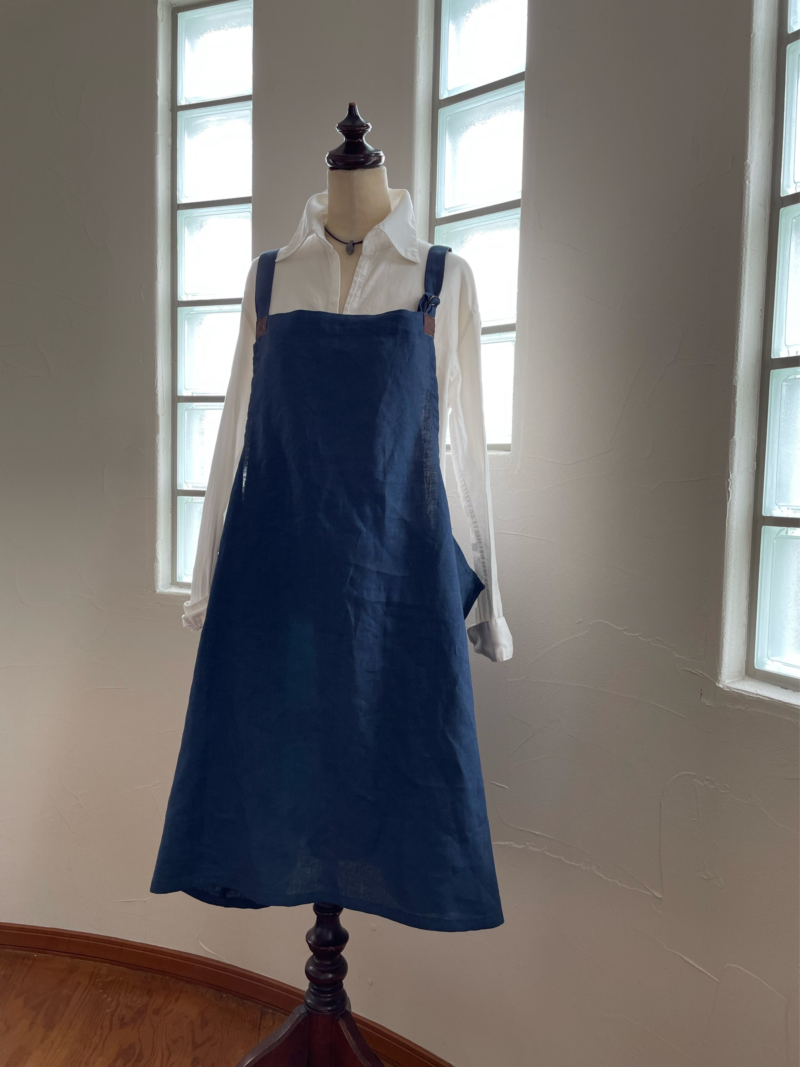 Ⅼ　◆麻100％　藍色　紺　ネイビー　リネン　エプロン　ワンピース　　ゆったり キッチン カフェ ガーデン 保育士