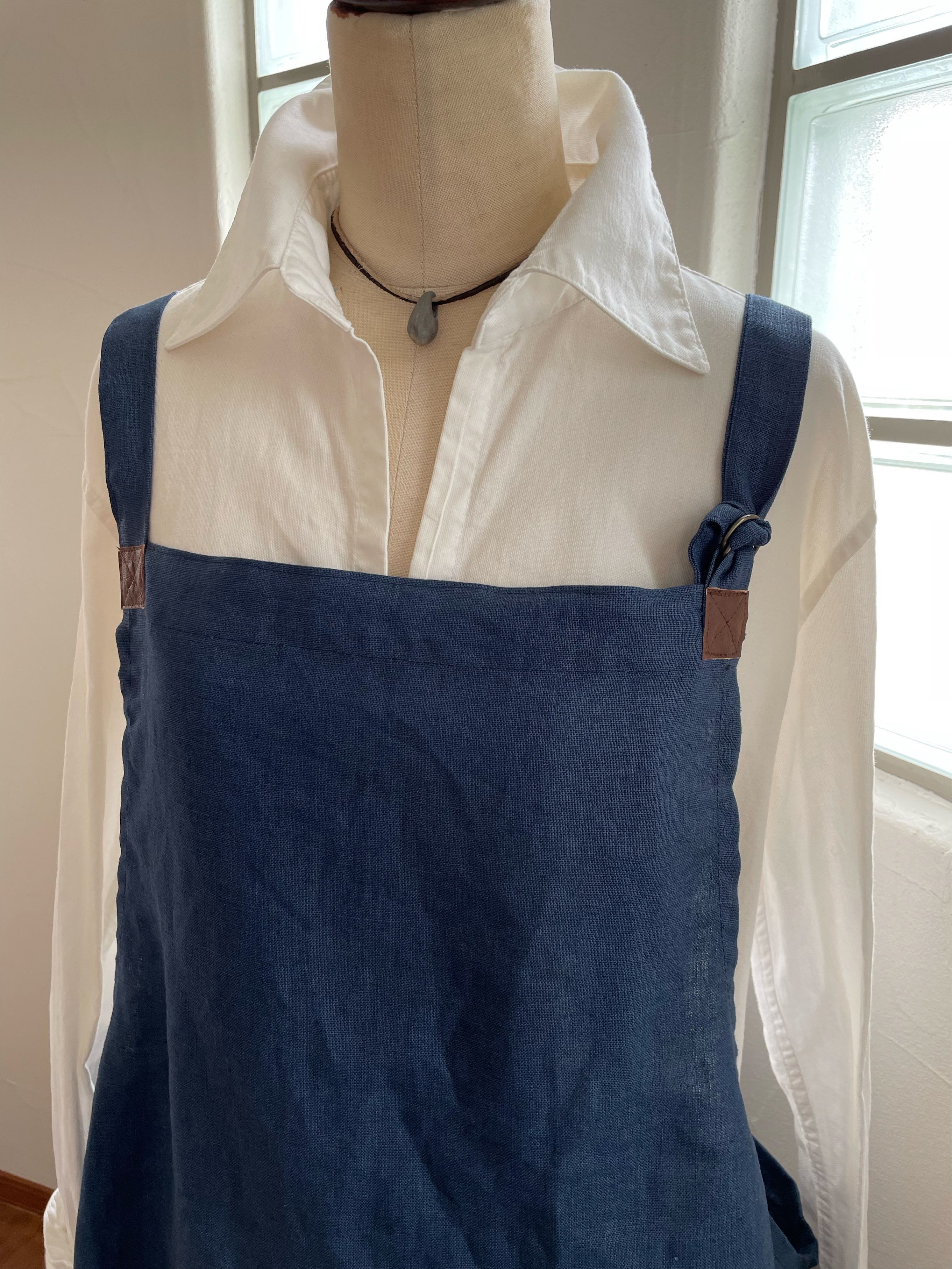 Ⅼ　◆麻100％　藍色　紺　ネイビー　リネン　エプロン　ワンピース　　ゆったり キッチン カフェ ガーデン 保育士
