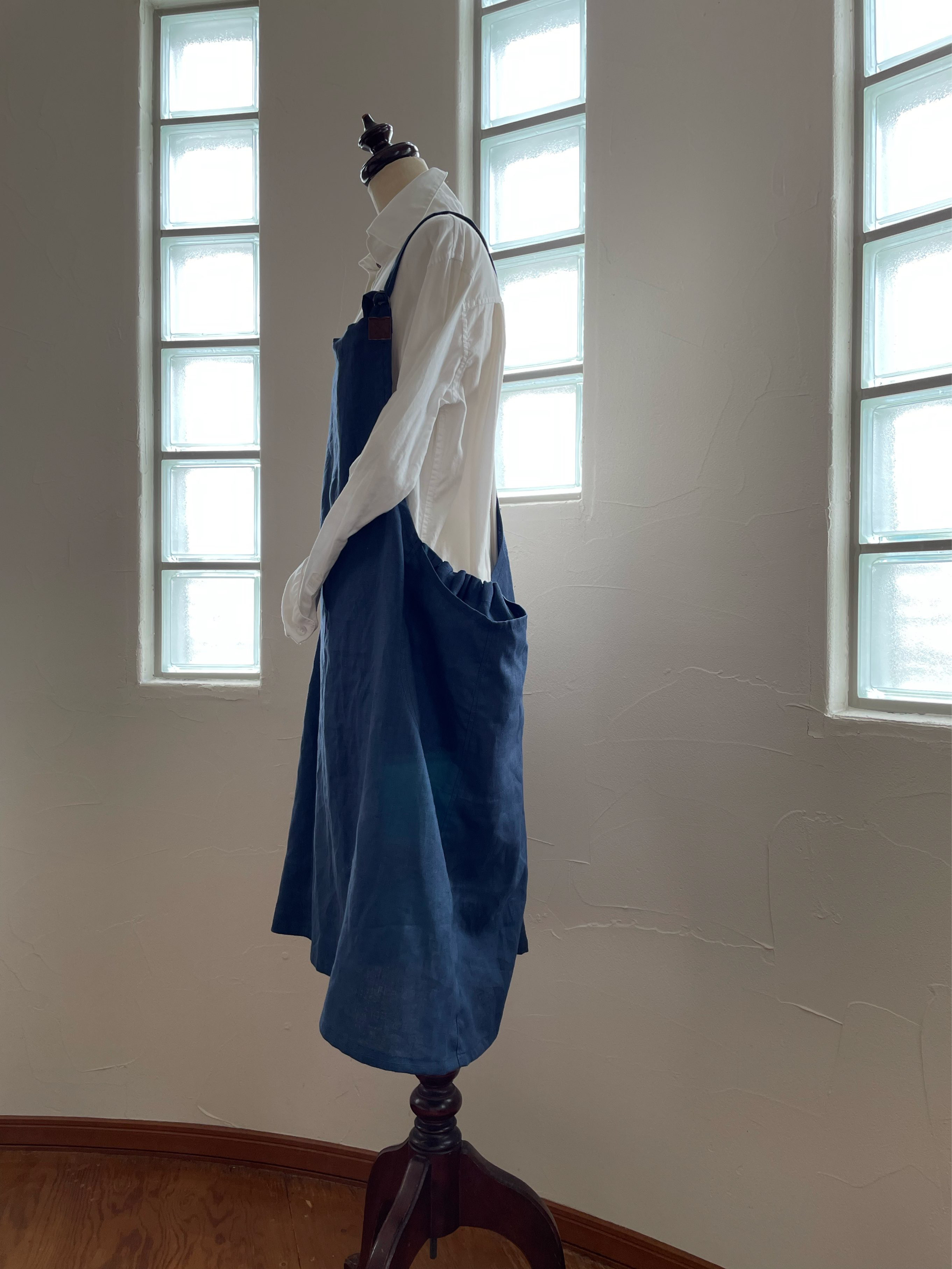 Ⅼ　◆麻100％　藍色　紺　ネイビー　リネン　エプロン　ワンピース　　ゆったり キッチン カフェ ガーデン 保育士