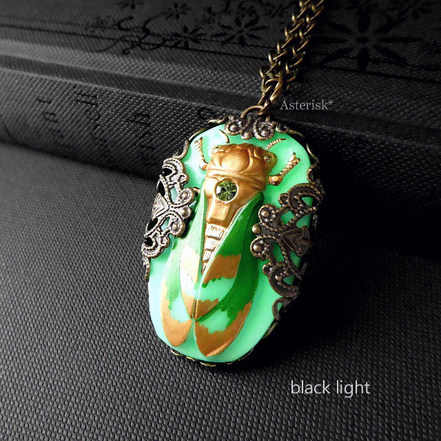 幸せの蝉 素敵なフィリグリー チェコウランガラスボタン 40×25mm  ペンダント