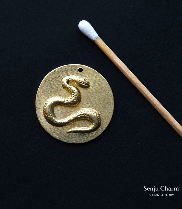 【1個】チャーム　蛇のペンダント（日本製、真鍮、無垢）285 3枚目の画像