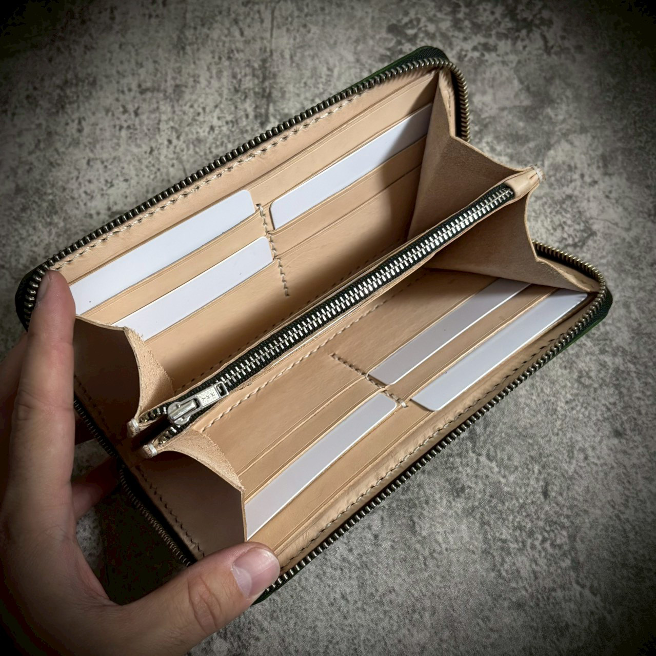 経年変化を楽しむ 総手縫い 長財布 フルレザー ラウンドファスナー 本革 牛革 ナチュラル ヌメ 革財布 グリーン 緑