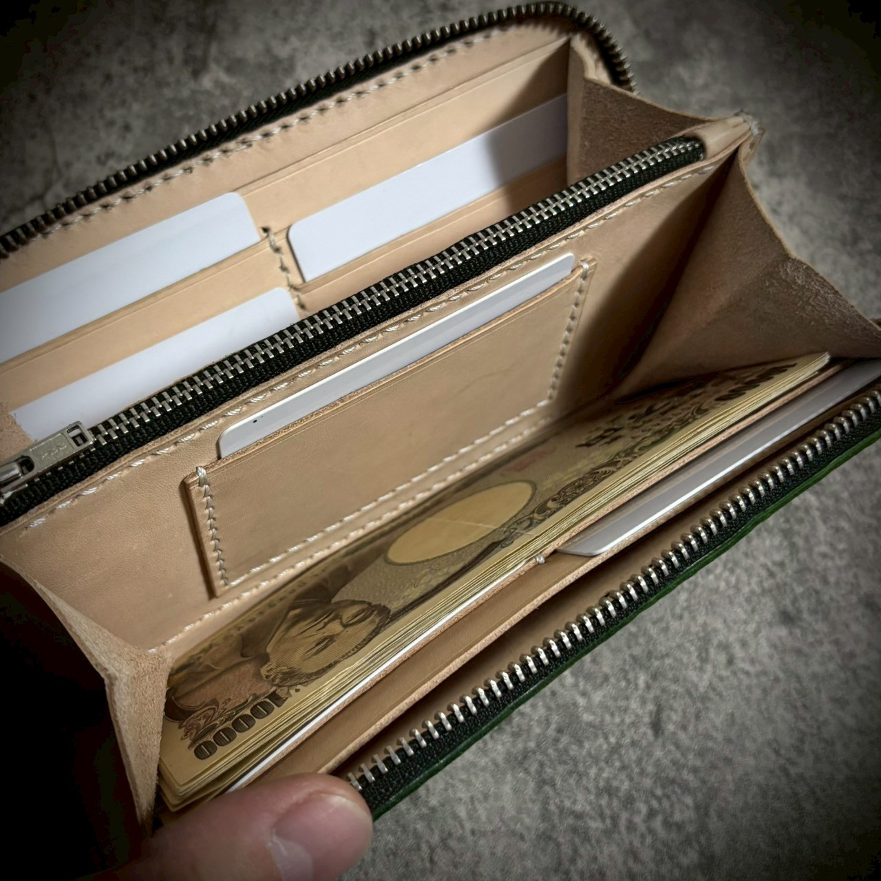 経年変化を楽しむ 総手縫い 長財布 フルレザー ラウンドファスナー 本革 牛革 ナチュラル ヌメ 革財布 グリーン 緑