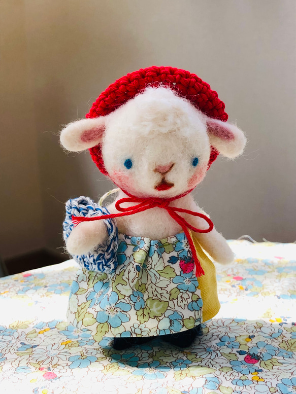 フェルト羊型ぬいぐるみ 赤白帽子付き 赤い帽子の子ヤギ 羊毛フェルト ふわ*もこ 通販 14218953｜Creema