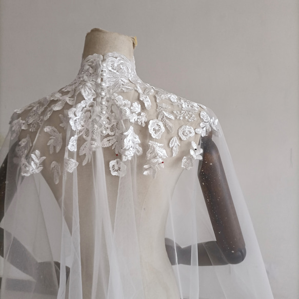 エレガント トップス ケープ風ボレロ　ウエディングドレス 咲き誇る透け花レース  くるみボタン　 2枚目の画像