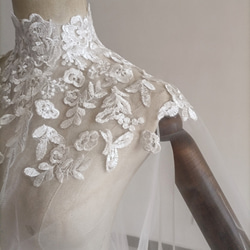 エレガント トップス ケープ風ボレロ　ウエディングドレス 咲き誇る透け花レース  くるみボタン　 4枚目の画像