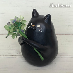 あじさいを持つ黒猫オブジェ（アーティシャルフラワー） 2枚目の画像