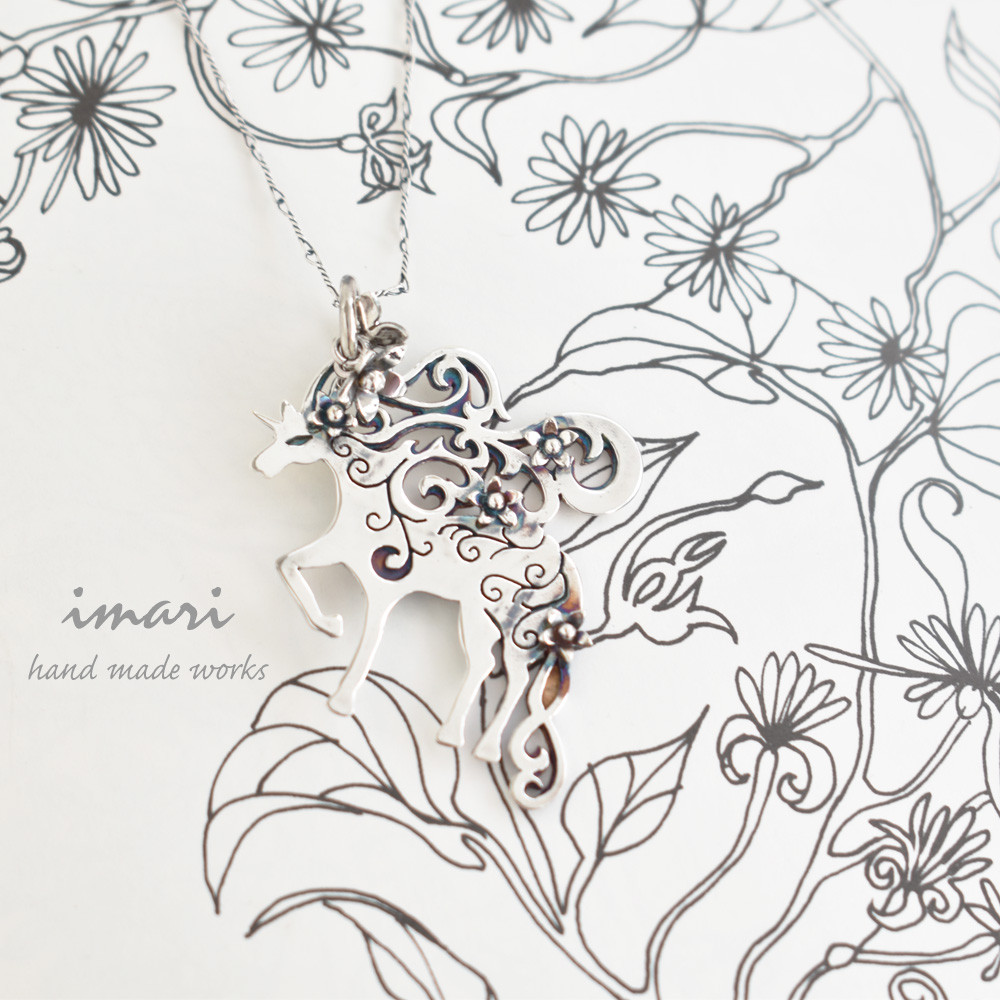ユニコーンとお花のネックレス