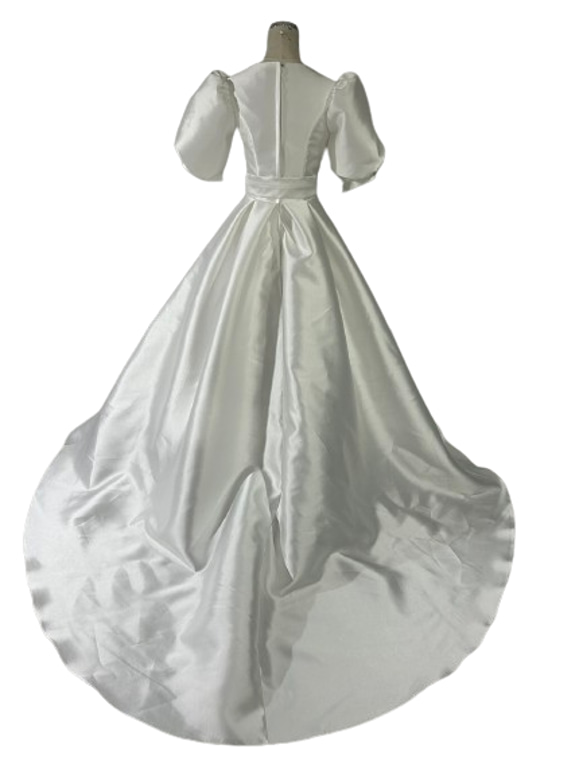 ウエディングドレス 半袖 オフホワイト ファスナー 光沢感 ブライダル 前撮り 4枚目の画像