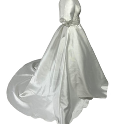 ウエディングドレス 半袖 オフホワイト ファスナー 光沢感 ブライダル 前撮り 2枚目の画像