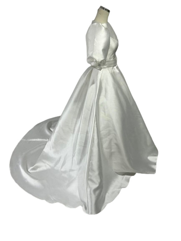ウエディングドレス 半袖 オフホワイト ファスナー 光沢感 ブライダル 前撮り 2枚目の画像