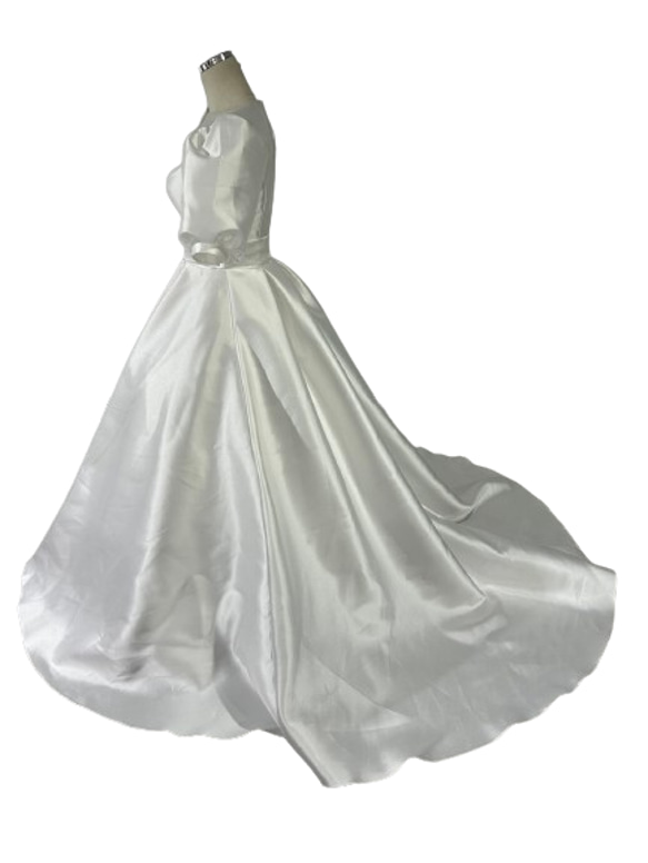 ウエディングドレス 半袖 オフホワイト ファスナー 光沢感 ブライダル 前撮り 3枚目の画像