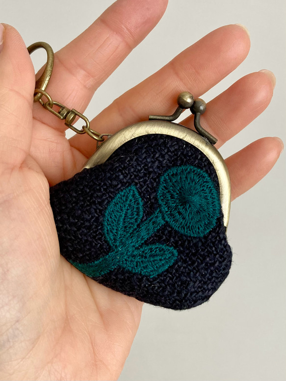 ミナペルホネンの可愛い刺繍生地ボナールでとても小さながま口キーホルダー作りました＊アクセサリーやイヤホンケースにも 2枚目の画像