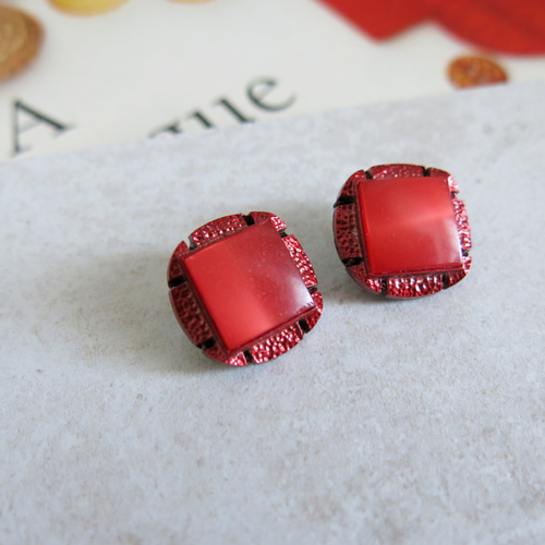 レトロレッド ちょっぴりメタリック レトロボタンピアス/レトロボタン 