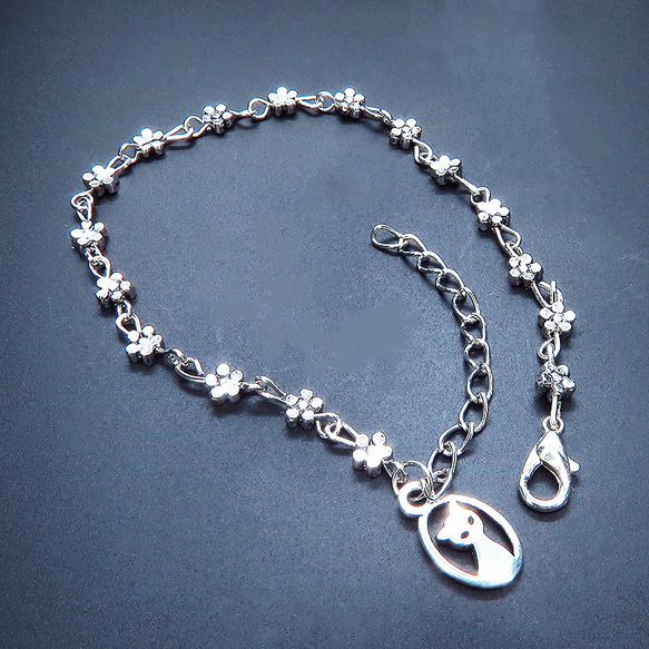 再販】小さな可愛い花柄モチーフのチェーンと猫のチャームのシルバー