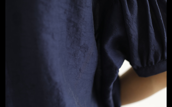 心惹かれるお洒落な風合　ジャガード　テンセル リネン生地　半袖ブラウス　紺色　220702-1　 6枚目の画像