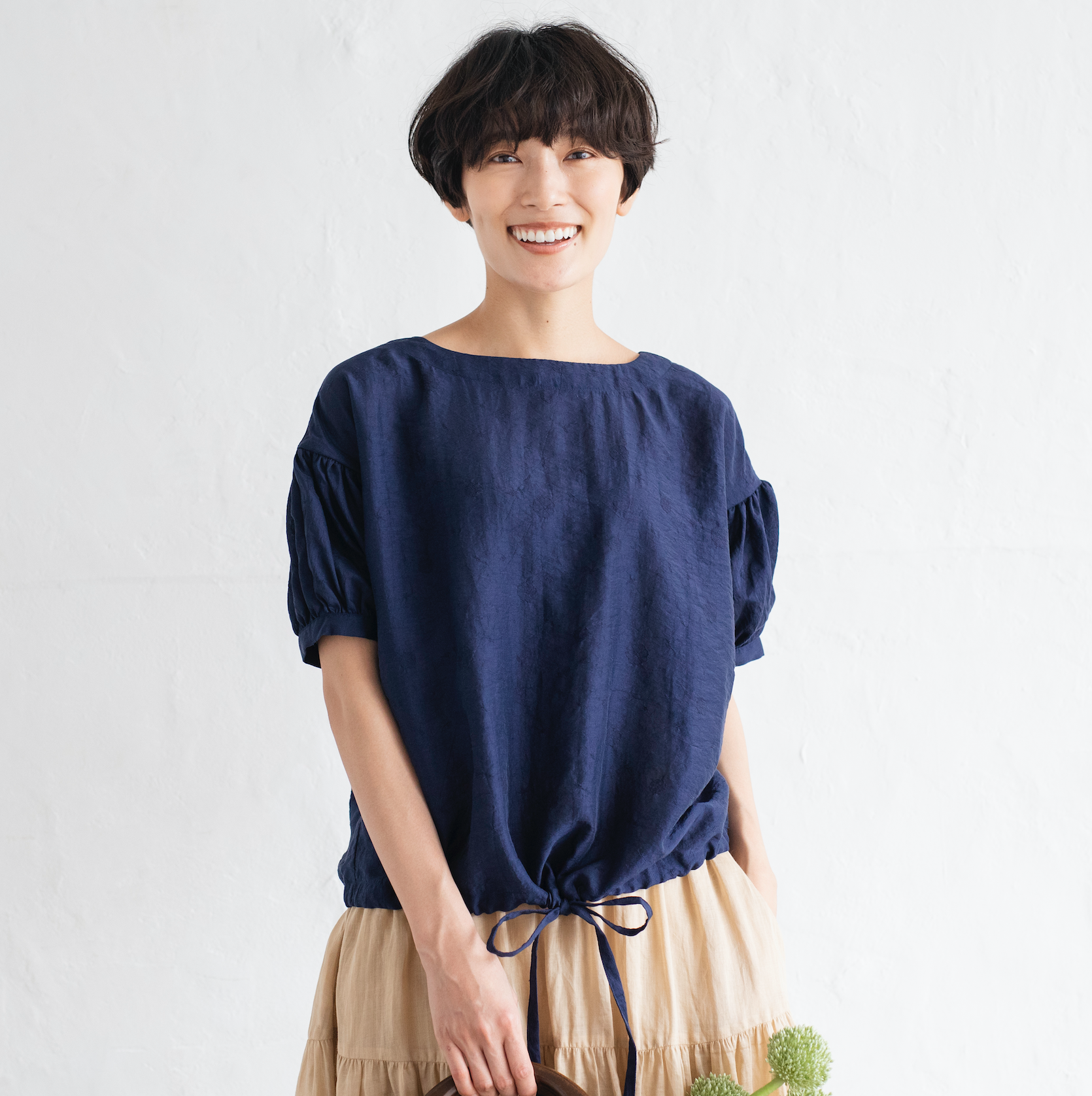 心惹かれるお洒落な風合　ジャガード　テンセル リネン生地　半袖ブラウス　紺色　220702-1