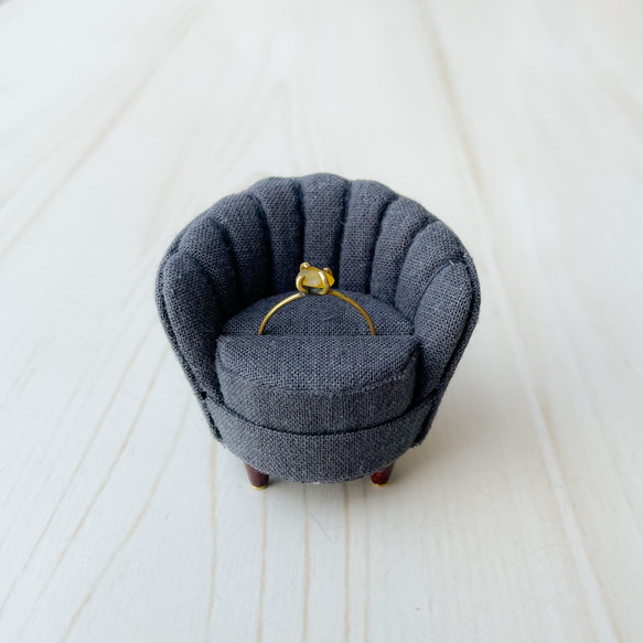 ミニチュアシェルソファのリングスタンド リングピロー  一人がけ グレー 1枚目の画像