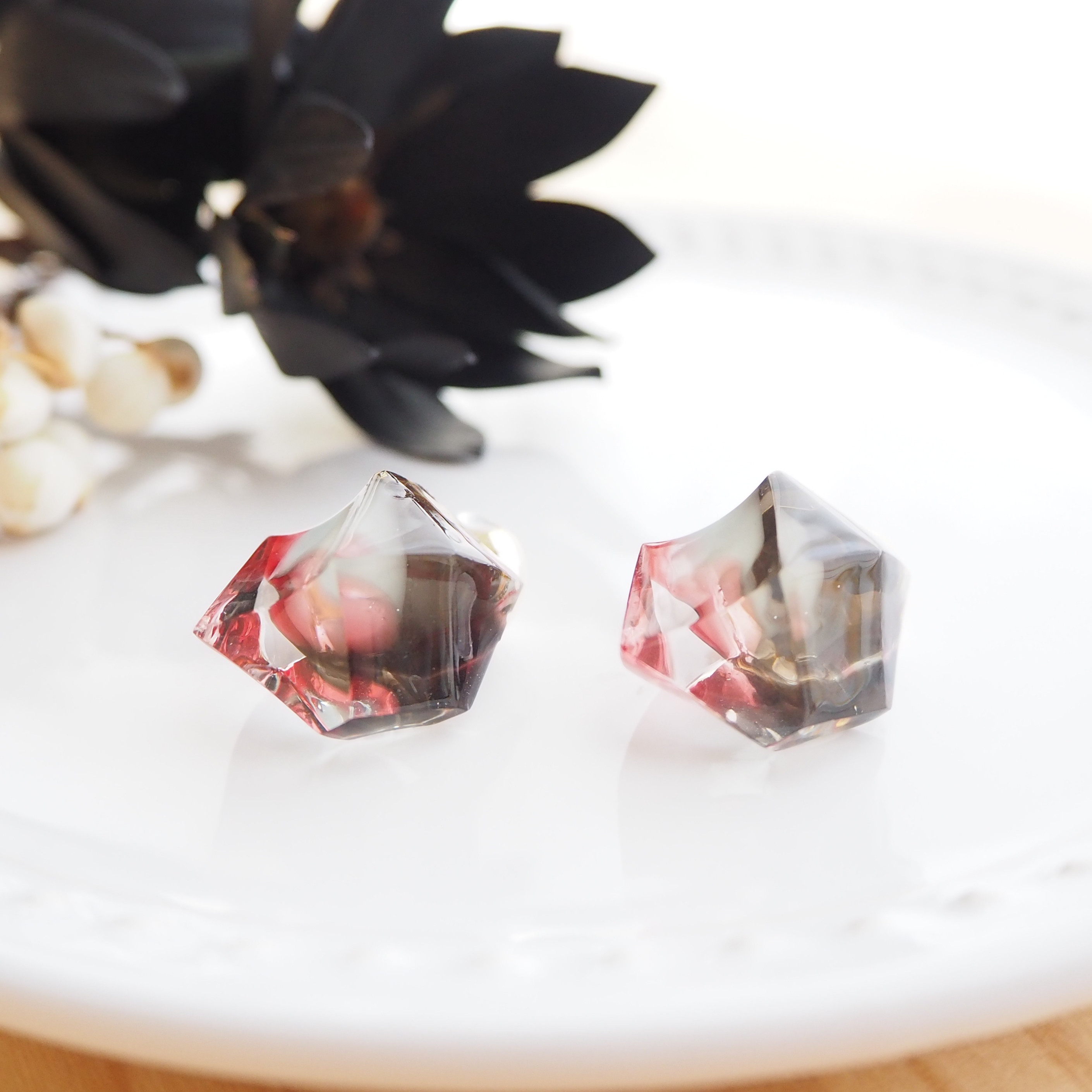 鉱石のカケラ スタイリッシュブラック/レッド イヤリング/ピアス 痛くない 軽い 透明感 アレルギー対応
