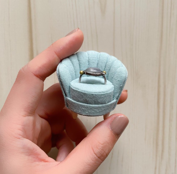 ミニチュアシェルソファのリングスタンド リングピロー  一人がけ ライトブルー 8枚目の画像