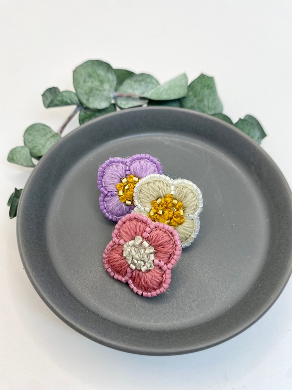 お花の刺繍ピアス 1枚目の画像