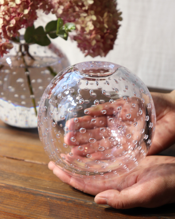 「小さな泡の花器LL」カスミソウ インテリア 透明感 ドット クリスタルガラス 泡の水玉模様 一輪挿し ナチュラル 4枚目の画像