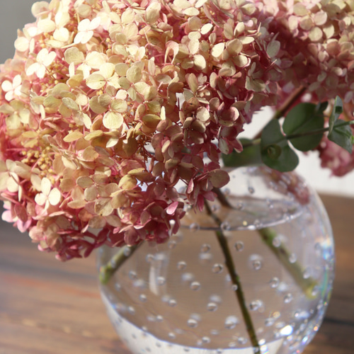 泡模様のピンクガラス花瓶 泡模様のピンクガラス花瓶