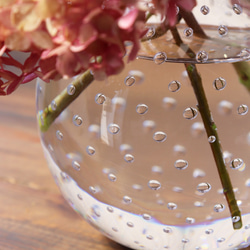 「小さな泡の花器LL」カスミソウ インテリア 透明感 ドット クリスタルガラス 泡の水玉模様 一輪挿し ナチュラル 3枚目の画像