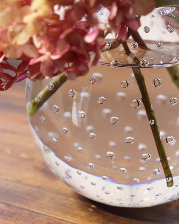 「小さな泡の花器LL」カスミソウ インテリア 透明感 ドット クリスタルガラス 泡の水玉模様 一輪挿し ナチュラル 3枚目の画像