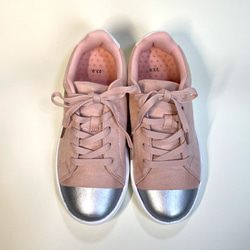 非常輕便！麂皮雙色運動鞋（淡粉色 x 銀色）23.0〜24.0cm 第2張的照片