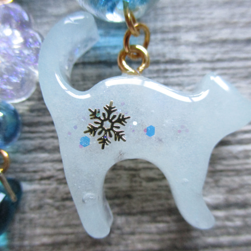 ◇3296再販2 ✨蓄光・氷カルピスの白猫と、とんぼ玉 ストラップ