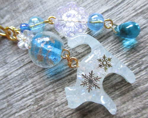 ◇3296再販2 ✨蓄光・氷カルピスの白猫と、とんぼ玉 ストラップ