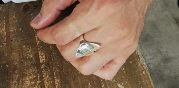 大膽的造型看起來就像一枚時尚現代的戒指。美國古董銀勺重製男士戒指_0793 第12張的照片