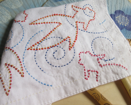 ひな壇 ホワイト 赤い刺繍布付き ひな壇 ホワイト 赤い刺繍布付き ひな壇 ホワイト 赤い刺繍布付き